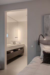 Maatwerk badkamer ensuite travertin